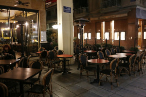 «Άγρια Δύση» τα καφέ και τα εστιατόρια: Πόρτες τύπου... σαλούν, μάσκες, γάντια και θερμομέτρηση εργαζομένων