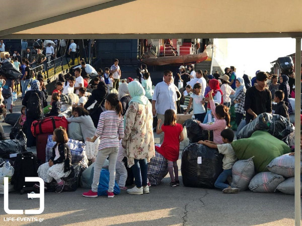 Θεσσαλονίκη: Έφτασε το πλοίο «Καλντέρα Βίστα» με 640 περίπου πρόσφυγες και μετανάστες (pics+vid)