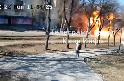 Ουκρανία: Η στιγμή που βομβαρδίζεται πολυκατοικία (βίντεο)