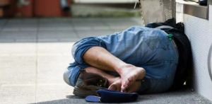 Γροθιά στο στομάχι: Βρέθηκε άστεγο ανήλικο παιδί που κοιμόταν στο δρόμο, τι ζήτησε από το Χαμόγελο του Παιδιού