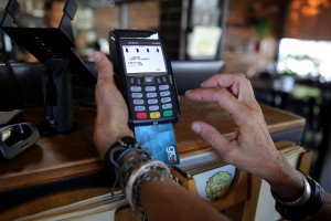 ΑΑΔΕ σε τράπεζες: Στείλτε τις συναλλαγές με ηλεκτρονικά μέσα πληρωμών για το αφορολόγητο