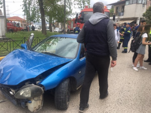 Αυτοκίνητο παρέσυρε μαθήτριες στο Αγρίνιο - Η μια εκσφενδονίστηκε σε ρέμα
