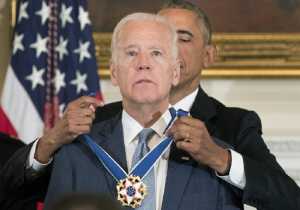 Δάκρυσε ο Μπάιντεν παίρνοντας μετάλιο... έκπληξη από τον Ομπάμα (video)