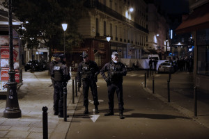 Παρίσι: Αστυνομικοί έριξαν δακρυγόνα σε πυροσβέστες που διαδήλωναν