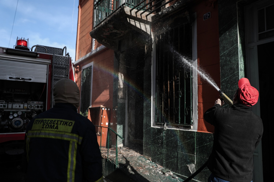 Φωτιά τώρα σε κτίριο στο κέντρο της Αθήνας, απεγκλωβίστηκαν δύο άτομα