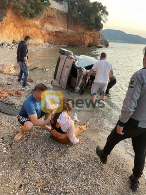 Απίστευτο τροχαίο στη Σαλαμίνα: Αυτοκίνητο έπεσε στην θάλασσα, αναφορές για τραυματίες (φωτογραφίες)