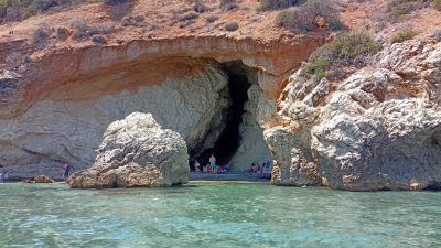 Μέσα σε τεράστια σπηλιά! Η παραλία της Ελλάδας που δεν πιάνει ποτέ ήλιο και καύσωνα μόλις 2 ώρες απο την Αθήνα (φωτό+βίντεο)