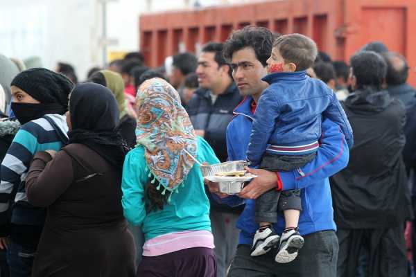 Περίπου 4.000 μετανάστες και πρόσφυγες στο λιμάνι του Πειραιά
