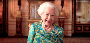 Viral η Βασίλισσα Ελισάβετ: Πίνει το τσάι της με τον αρκούδο Πάντινγκτον (video)
