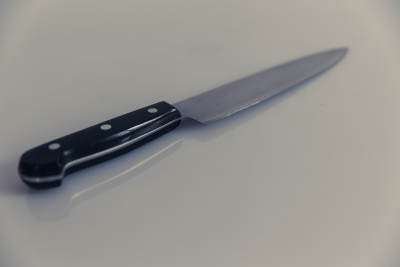 Τρόμος στην Εύβοια: Άντρας σε «αμόκ» βγήκε στο δρόμο με μαχαίρι και απειλούσε τον κόσμο