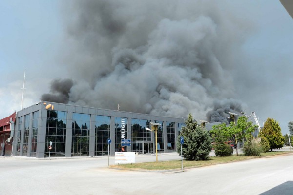 Ξάνθη: Ανυπολόγιστες οι ζημιές από τη φωτιά στο εργοστάσιο μπαταριών της Sunlight (βίντεο)