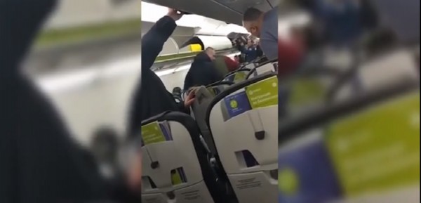 Eπιβάτες και πλήρωμα ξυλοκόπησαν άνδρα σε πτήση