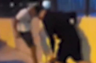 Άγριος ξυλοδαρμός νεαρού στην πλατεία της Νέας Σμύρνης απο συμμορία ανηλίκων, τι καταγγέλλει μητέρα