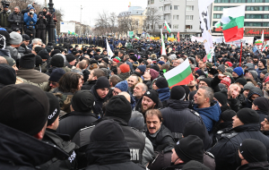 Βουλγαρία: Αντιεμβολιαστές διαδηλωτές έφτασαν μέχρι την... εξώπορτα του Κοινοβουλίου (βίντεο)