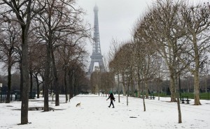 Χιόνια στο Παρίσι, έκλεισε ο πύργος του Άιφελ
