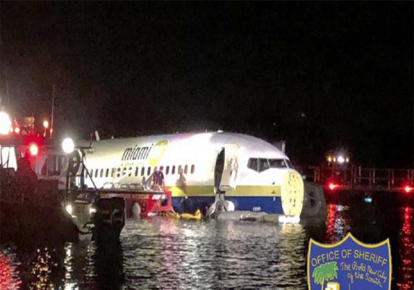 Παρ&#039; ολίγον τραγωδία στις ΗΠΑ - Αεροπλάνο γλίστρησε από τον διάδρομο προσγείωσης και βρέθηκε σε ποτάμι (vid)