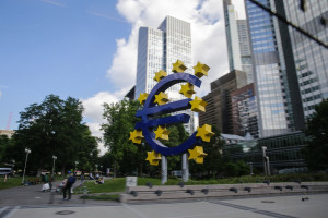 ΕΚΤ: Αυξάνει το έκτακτο πρόγραμμα αγοράς ομολόγων κατά 600 δισεκ. ευρώ