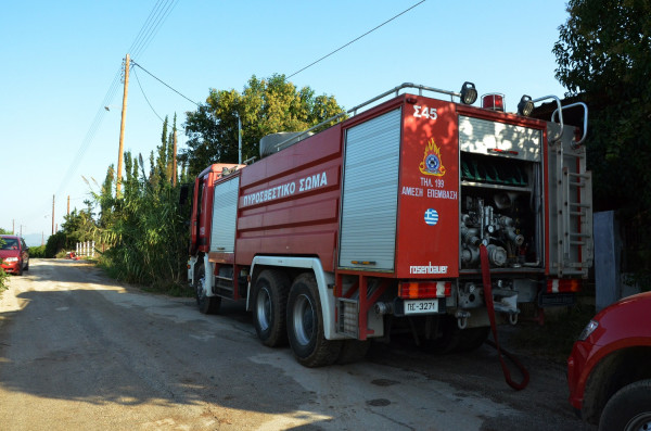 Κόρινθος: Φωτιά σε εγκαταλελειμμένο εργοστάσιο - Συναγερμός στην Πυροσβεστική