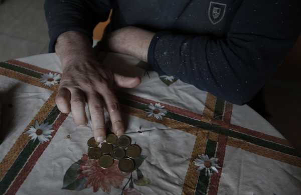 Μέσα σε ένα τρίμηνο τα νοικοκυριά έχασαν 1 δισ ευρώ από το εισόδημα τους