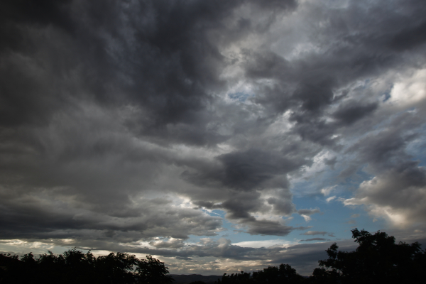 Χαλάει ο καιρός: Ισχυρές βροχές και καταιγίδες το Σάββατο, Δεκαπενταύγουστος με συννεφιά και μπόρες