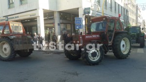 Αγρότες της Φθιώτιδας κλείνουν την Εθνική Οδό (pics)