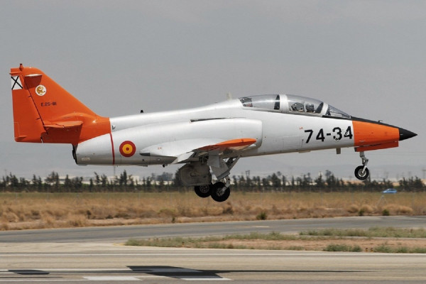 Καρέ καρέ η συντριβή πολεμικού αεροσκάφους στην Ισπανία - Νεκρός ο πιλότος (vid)