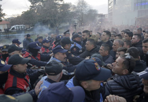 Αλβανία: Νέα επεισόδια μεταξύ αστυνομίας και οπαδών της αντιπολίτευσης