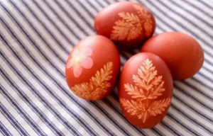 Έτσι μπορείτε να βάψετε τα αβγά αποφεύγοντας τις τοξικές βαφές του εμπορίου (βίντεο)