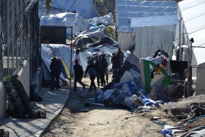 Μετακίνηση προσφύγων στην ηπειρωτική χώρα για να ανατραπεί η εκρηκτική κατάσταση στη Μόρια