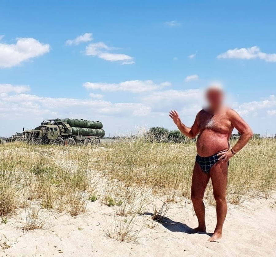 Ρώσος τουρίστας ποζάρει με φόντο πυραυλικό σύστημα S-400