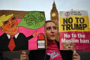 Βρετανία: Χιλιάδες κόσμου διαδήλωσαν έξω από το κοινοβούλιο ενάντια σε επίσκεψη του Τραμπ