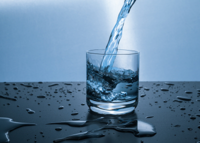 Πόσο νερό πρέπει να πίνετε κάθε μέρα, τί δείχνει μελέτη