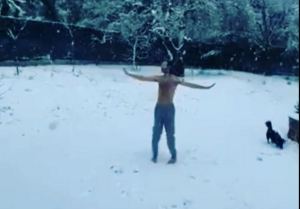 O Θανάσης Ευθυμιάδης χορεύει ημίγυμνος στα χιόνια, «η χαρά πάντα βρίσκεται στο εδώ» (βίντεο)
