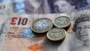 Καταποντίζεται η στερλίνα έναντι του δολαρίου μετά τις μειώσεις φόρων στη Βρετανία