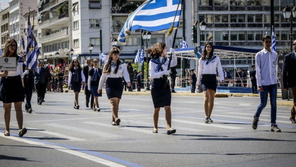 Ένταση στη μαθητική παρέλαση στην Αθήνα: Γυναίκα στάθηκε στους επισήμους με τη σημαία της Βεργίνας (ΦΩΤΟ)