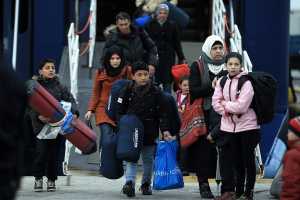 Πρόσφυγες στον Πειραιά αρνούνται να μεταβούν στα κέντρα φιλοξενίας