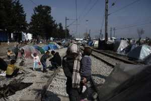 Ειδομένη: Μαζική συγκέντρωση προσφύγων στην σιδηροδρομική γραμμή