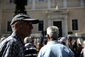 Στα 68 δισ. ευρώ η αφαίμαξη των συνταξιούχων - Συλλαλητήριο έξω από την Βουλή