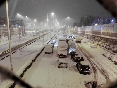 Κακοκαιρία Ελπίς: Χιονοθύελλα ταλαιπωρίας, παραμένουν εγκλωβισμένοι οδηγοί - Ολονύχτια επιχείρηση του στρατού(εικόνες)