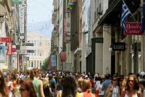 Αισθητά αυξημένη σήμερα η κίνηση στο εμπορικό κέντρο της Αθήνας