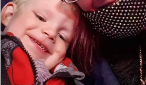 Θρήνος για 5χρονο στην Αγγλία: Κατάπιε πινέζα και πέθανε στην αγκαλιά της μητέρας του