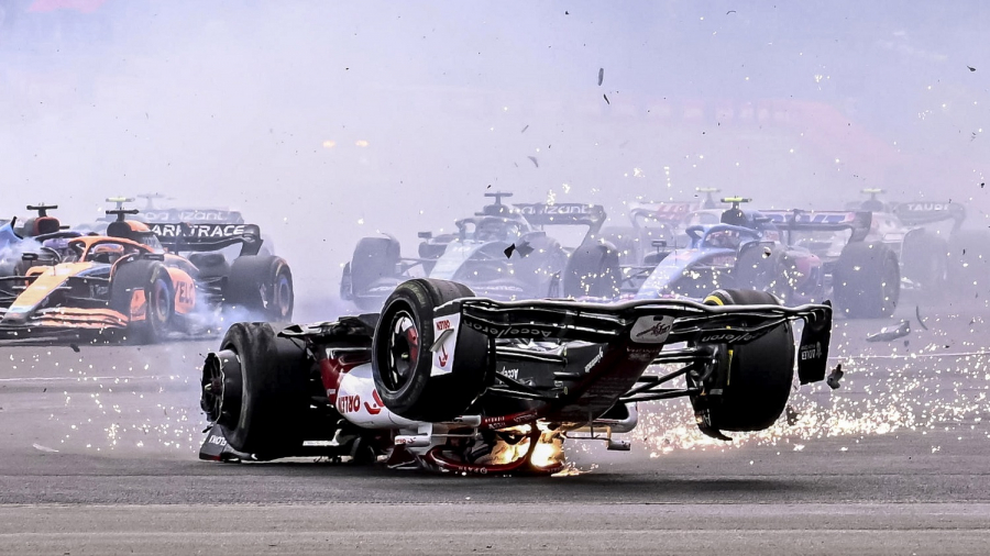 F1: Σοκαριστικό ατύχημα στο Silverstone, μονοθέσιο απογειώθηκε και αναποδογύρισε στην εκκίνηση (βίντεο)