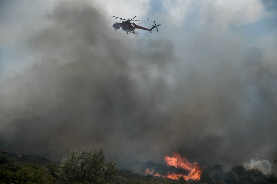 Φωτιές σε Εύβοια και Ναυπακτία, συναγερμός στην Πυροσβεστική λόγω ισχυρών ανέμων