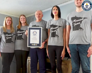 Σπίτι... γιγάντων: Πενταμελής οικογένεια στη Μινεσότα ανακηρύχθηκε η ψηλότερη στον κόσμο (βίντεο)