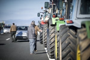 Βγαίνουν τα τρακτέρ στους δρόμους «ετοιμοπόλεμοι» οι αγρότες για παραταχθούν στα μπλόκα