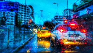 Κακοκαιρία στο δρόμο: Τι να προσέχετε όταν οδηγείτε στη βροχή