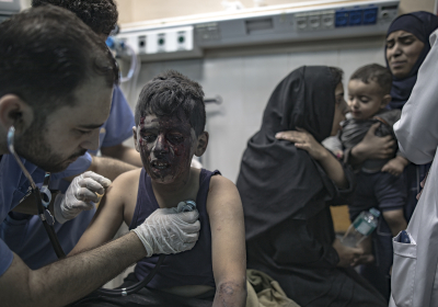 Ράβουν τραυματίες με φακό κινητού: Στο στόχαστρο των Ισραηλινών τα νοσοκομεία στη Βόρεια Γάζα