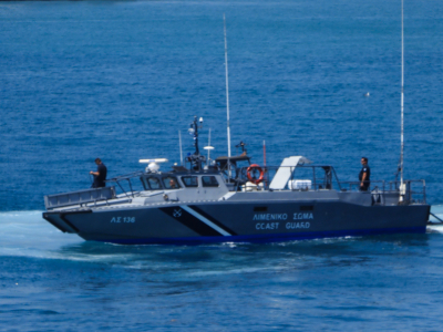 Φορτηγό πλοίο με 20μελές πλήρωμα πλέει ακυβέρνητο βόρεια της Άνδρου
