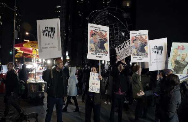 Χιλιάδες διαδηλωτές διαμαρτυρήθηκαν στη Νέα Υόρκη κατά του Τραμπ