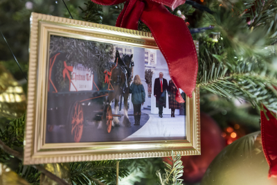 ΗΠΑ: Οι Μπάιντεν έβαλαν στο χριστουγεννιάτικο δέντρο τους φωτογραφία του ζεύγους Τραμπ